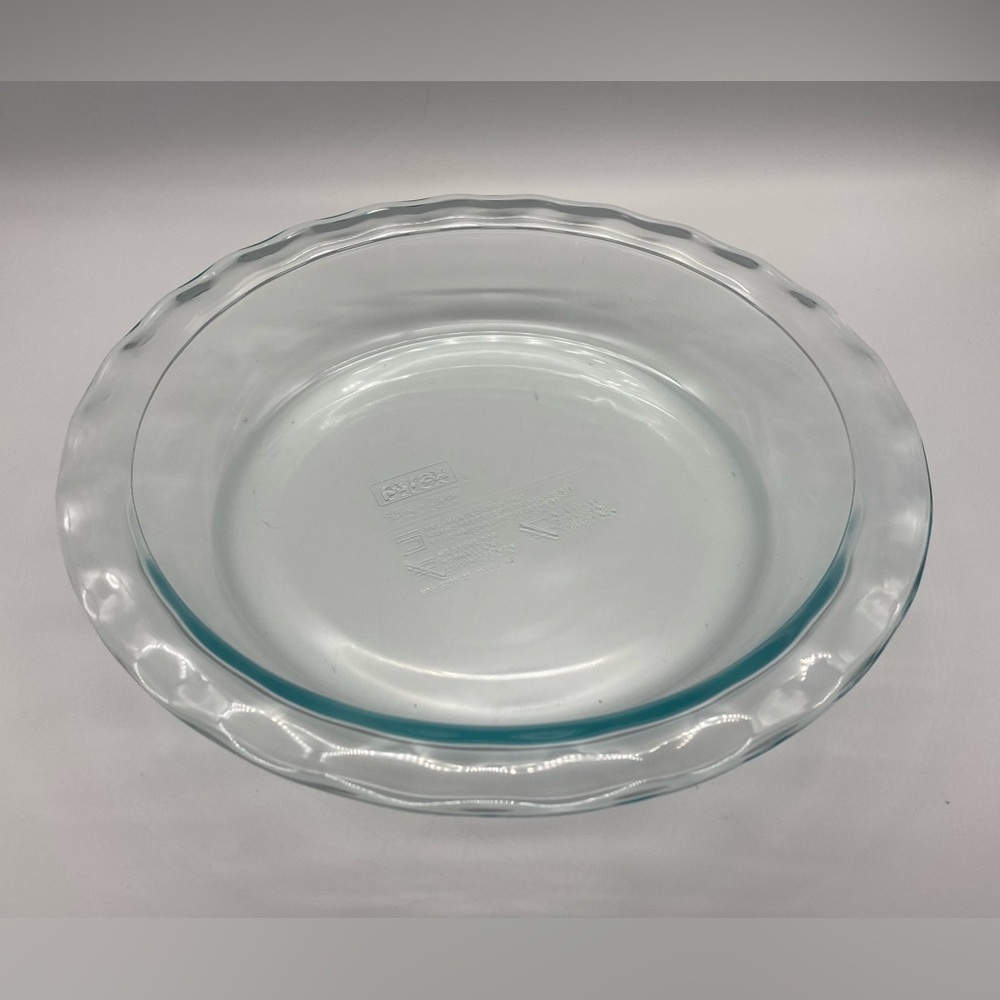 Pyrex Blue Tint Scalloped Pie Plate 24cm